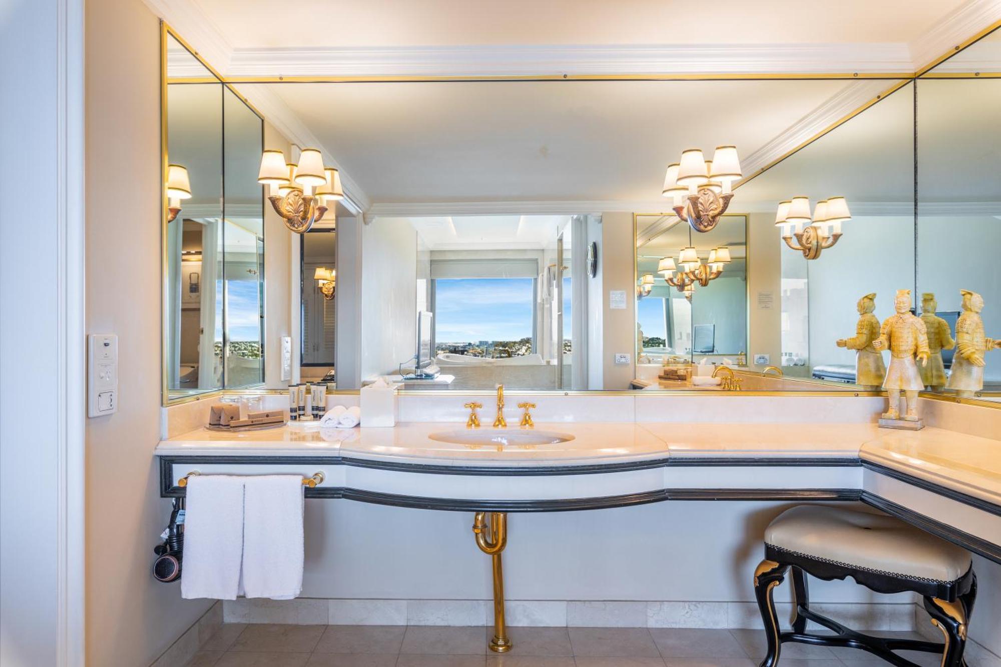 Stamford Plaza Hotel 5*